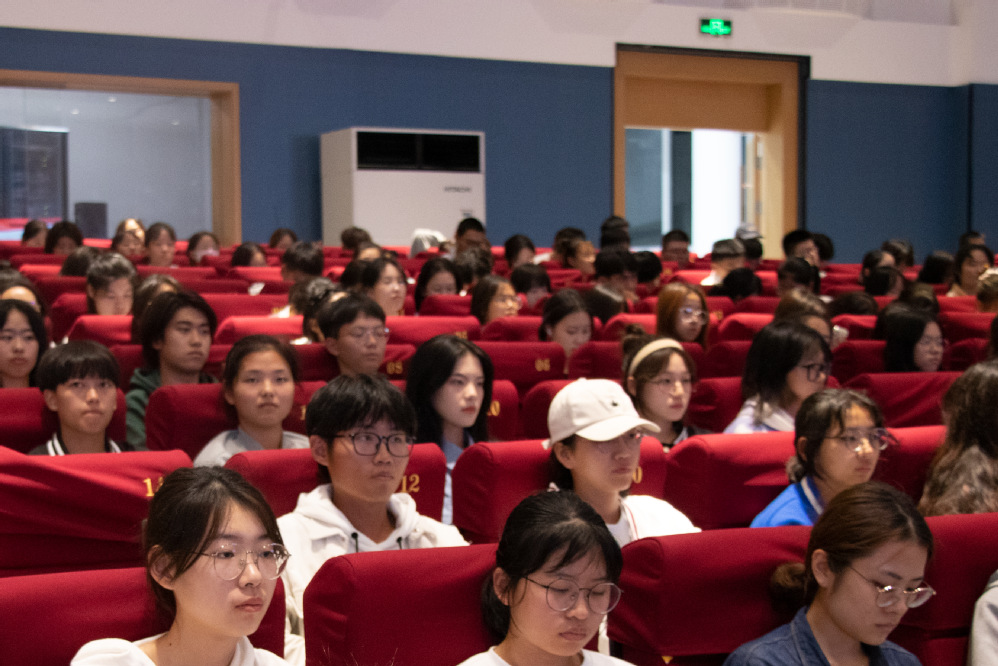 学生会组织工作人员在认真观看短视频