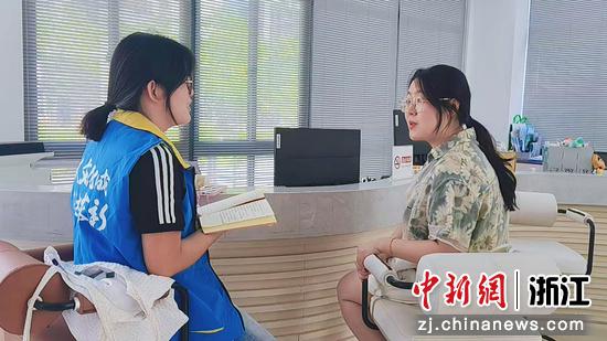 近日,团队成员对社区工作人员开展访谈。(湖州师范学院供图) 近日,团队成员对社区工作人员开展访谈。(湖州师范学院供图)